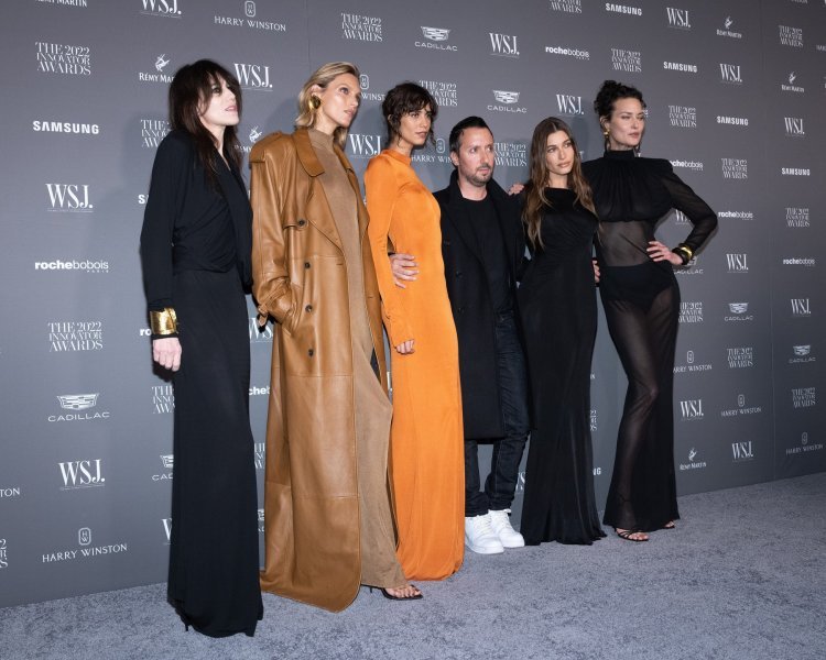 Charlotte Gainsbourg, Anja Rubik, Mica Argańaraz, Anthony Vaccarello, Hailey Bieber i Shalom Harlow