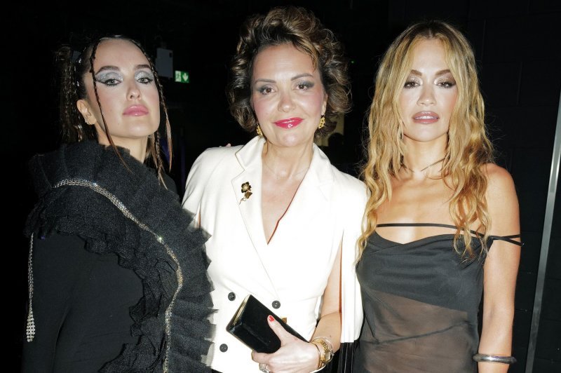 Elena Ora, Vera Sahatciu i Rita Ora