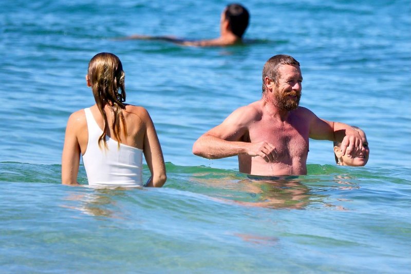 Simon Baker na plaži s novom djevojkom