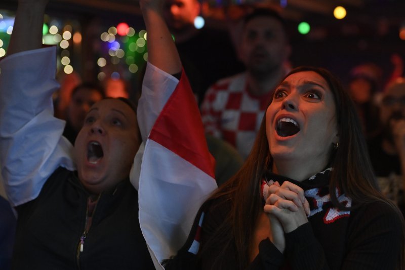 Navijači prate utakmicu Hrvatska - Maroko u Tkalčićevoj ulici