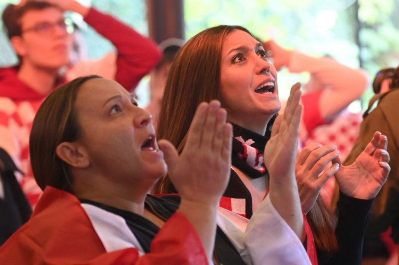 Navijači prate utakmicu Hrvatska - Maroko u Tkalčićevoj ulici