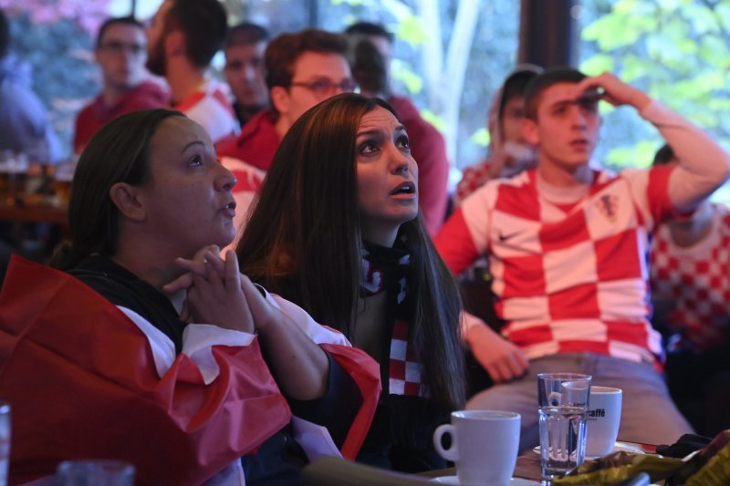 Navijači prate utakmicu Hrvatska - Maroko u Tkalčićevoj ulici