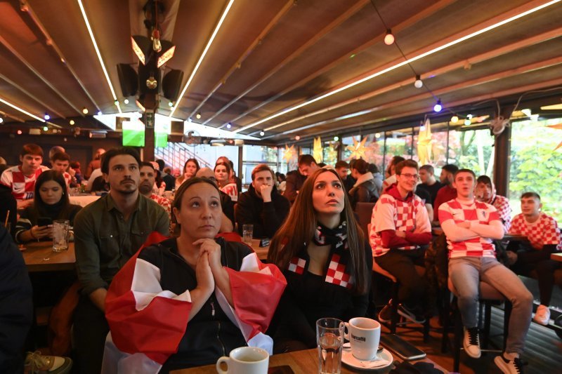 Navijači prate utakmicu Hrvatska - Maroko u Tkalčićevoj ulici