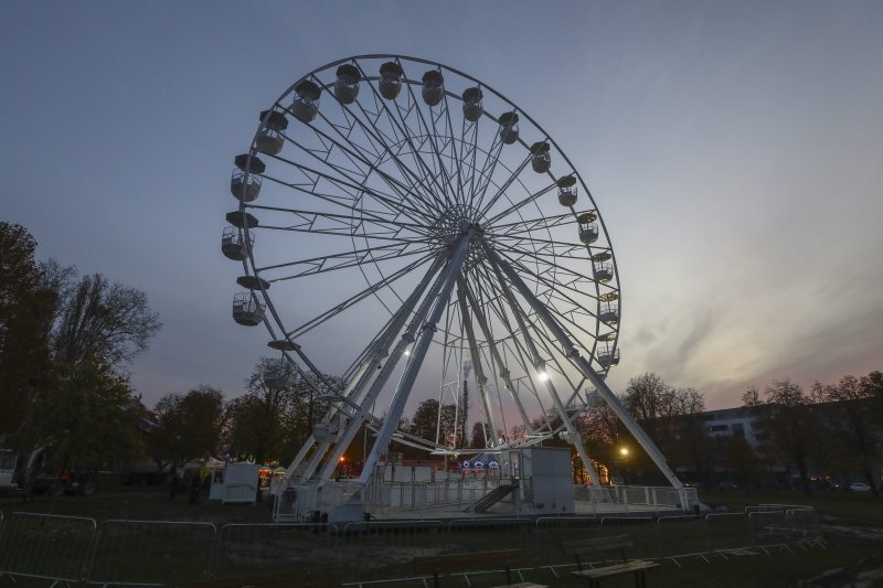 Winter Park - u parku dr. Franje Tuđmana postavljena je nova atrakcija zagrebačkog Adventa, panoramski kotač visok 36 metara