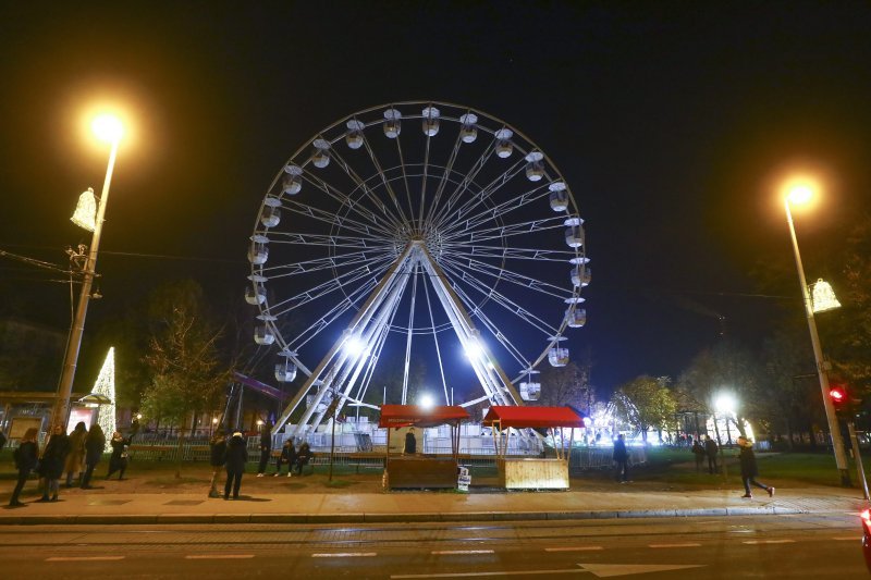 Winter Park - u parku dr. Franje Tuđmana postavljena je nova atrakcija zagrebačkog Adventa, panoramski kotač visok 36 metara