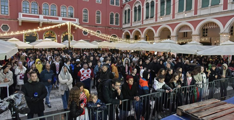 Navijači na trgovima