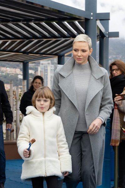 Princ Albert II i princeza Charlene s djecom