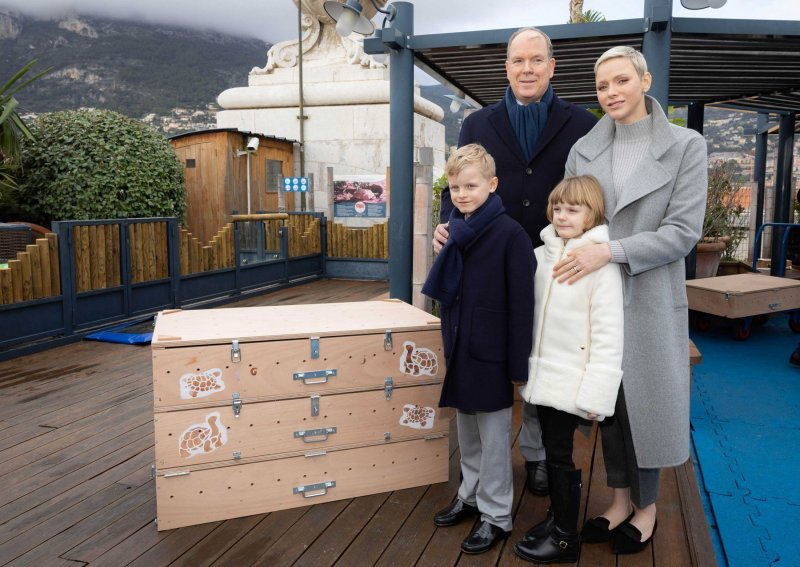 Princ Albert II i princeza Charlene s djecom