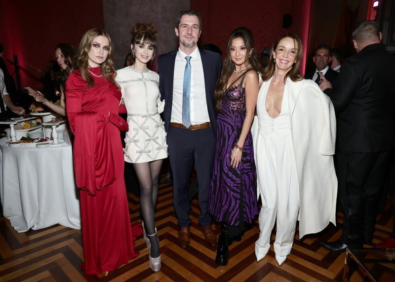 Camille Razat, Lily Collins, Jérémie Robert, Ashley Park, Philippine Leroy-Beaulieu