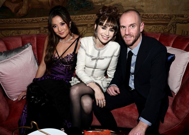 Ashley Park, Lily Collins i Charlie McDowell attend