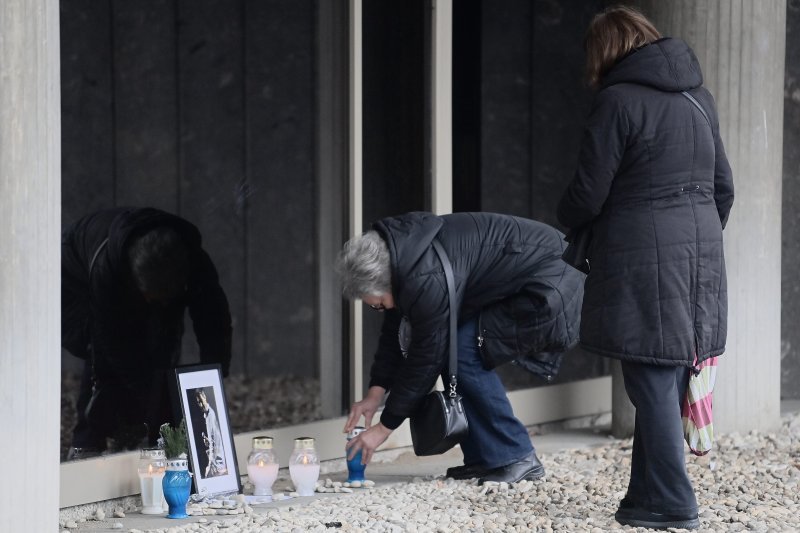 Ispred Lisinskog gore svijeće za Massima Savića