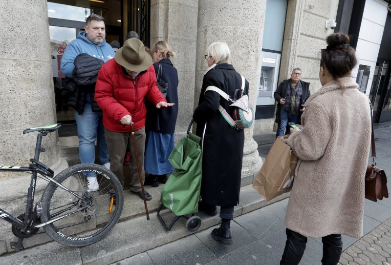 Gužve ispred banaka i bankomata uoči uvođenja eura