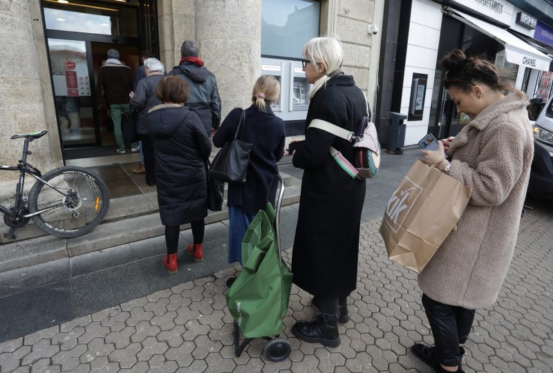 Gužve ispred banaka i bankomata uoči uvođenja eura