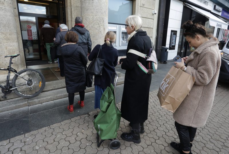 Gužve ispred banaka i bankomata uoči uvođenja eura