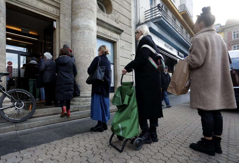 Gužve ispred banaka i bankomata uoči uvođenja eura