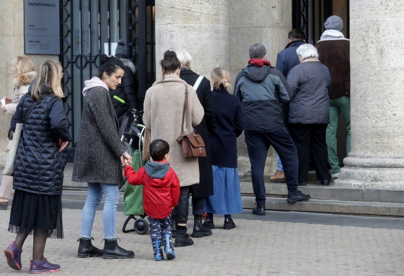 Gužve ispred banaka i bankomata uoči uvođenja eura