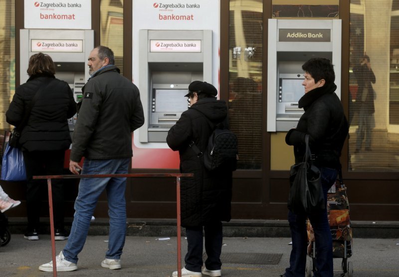 Gužve ispred banaka i bankomata uoči uvođenja eura