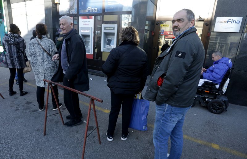 Gužve ispred banaka i bankomata uoči uvođenja eura