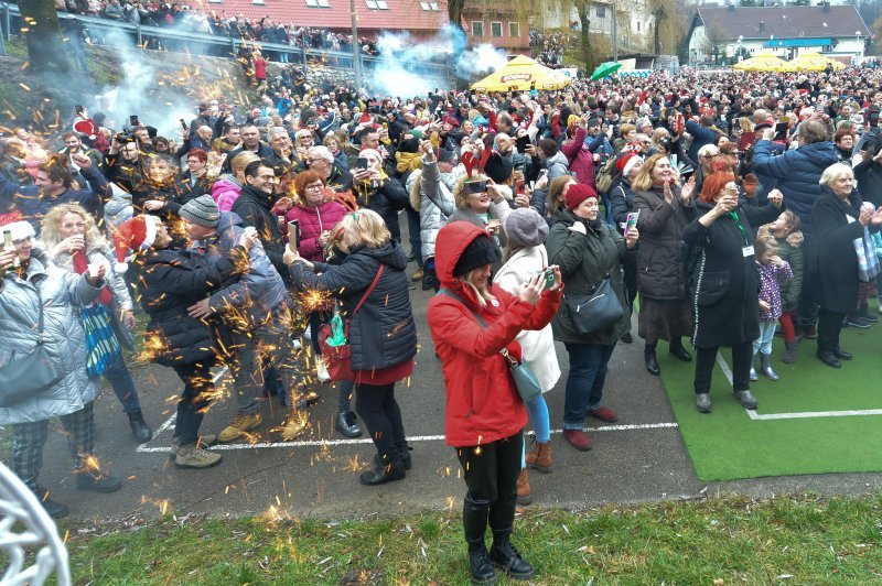 Tradicionalni podnevni ispraćaj stare i doček nove godine u Fužinama (2)