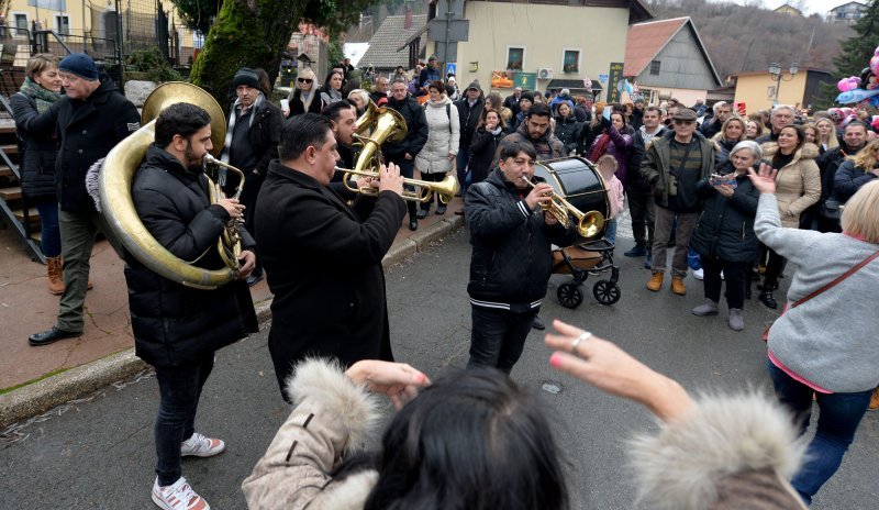 Tradicionalni podnevni ispraćaj stare i doček nove godine u Fužinama (2)