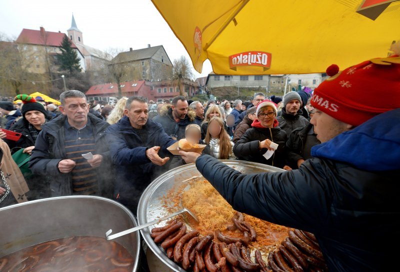 Tradicionalni podnevni ispraćaj stare i doček nove godine u Fužinama (2)