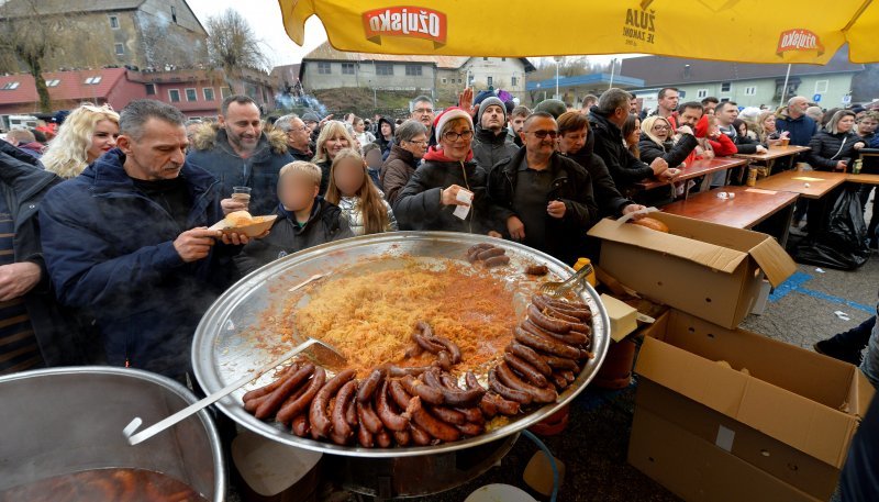 Tradicionalni podnevni ispraćaj stare i doček nove godine u Fužinama (2)