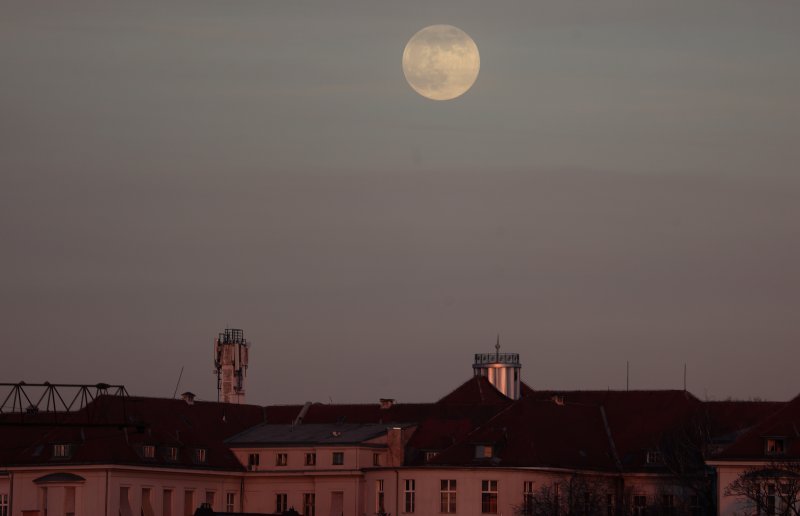 Puni mjesec iznad Zagreba