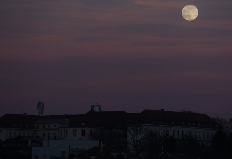Puni mjesec iznad Zagreba