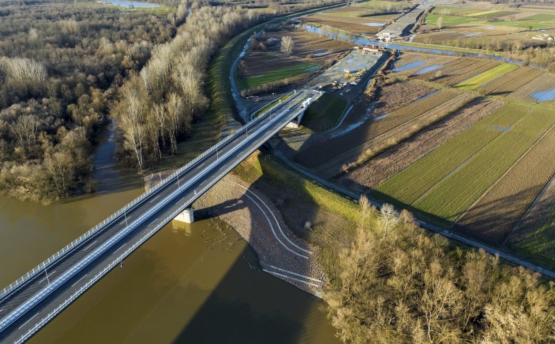 Radovi na pristupnoj cesti prema novom međudržavnom mostu preko rijeke Save