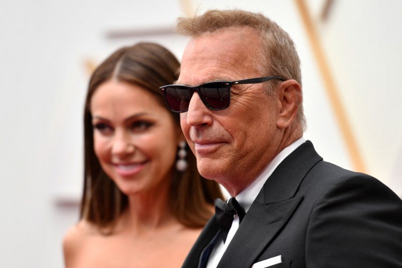 Kevin Costner sa suprugom Christine Baumgartner 2022.