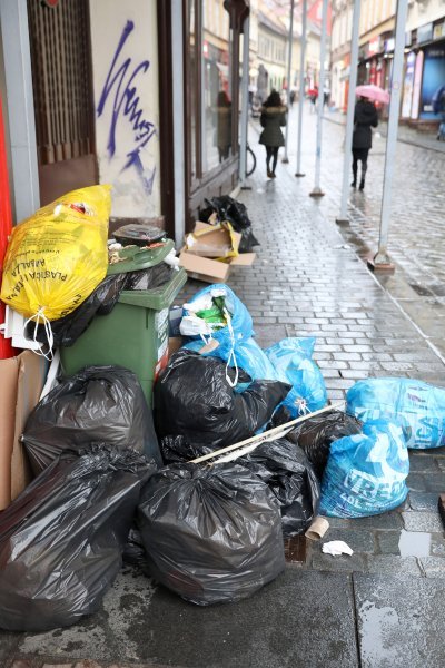 Radnici u štrajku, smeće na ulicama