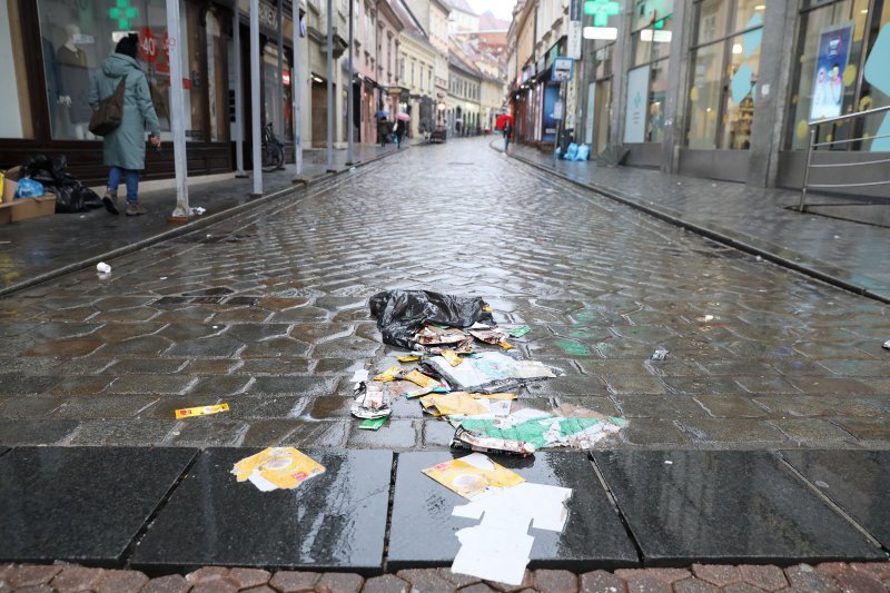 Radnici u štrajku, smeće na ulicama