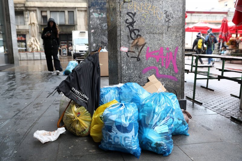 Radnici u štrajku, smeće na ulicama