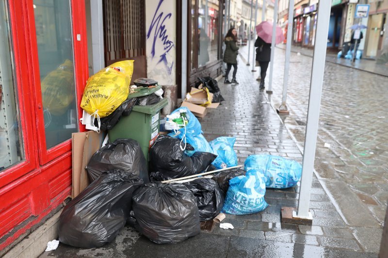 Radnici u štrajku, smeće na ulicama