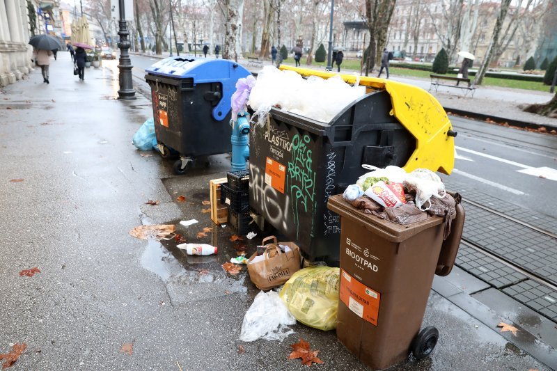 Radnici u štrajku, smeće na ulicama