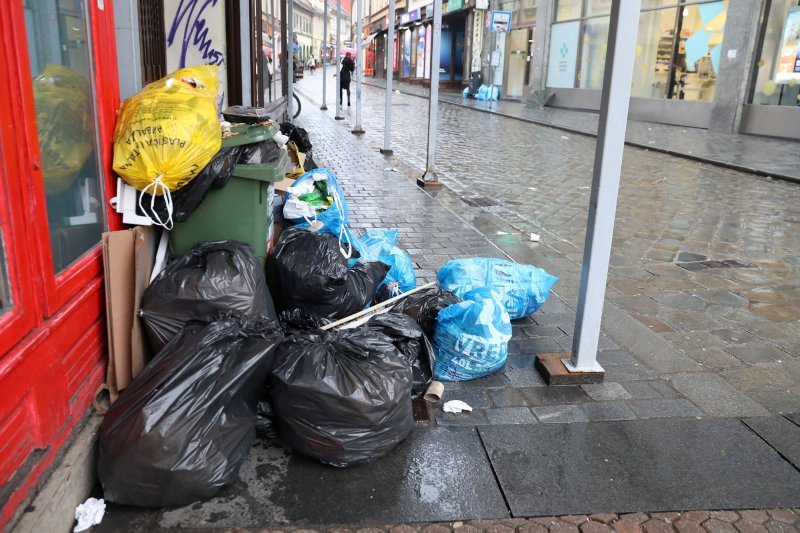 Radnici u štrajku, smeće na ulicama