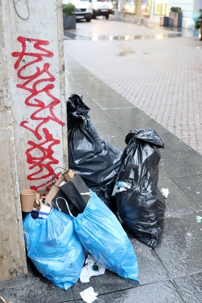 Radnici u štrajku, smeće na ulicama