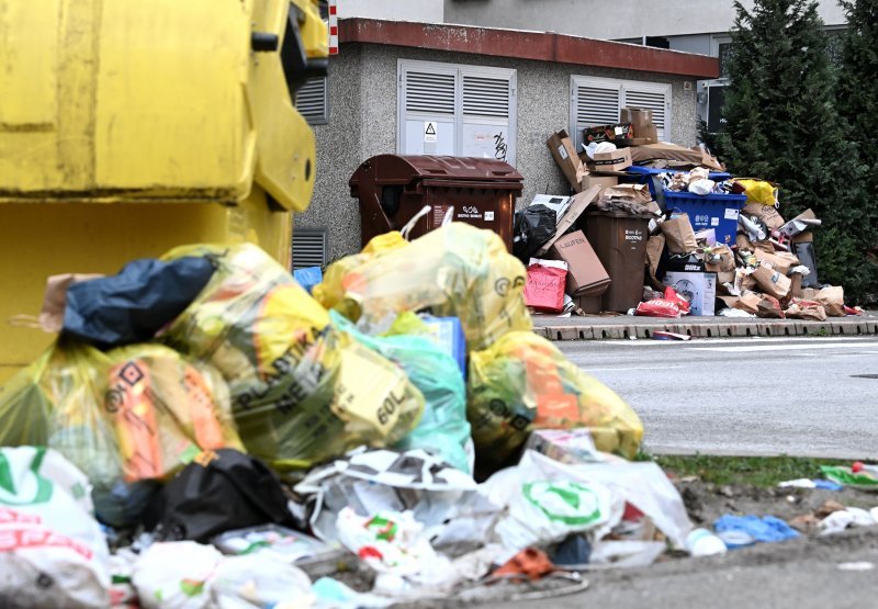 Zagreb zatrpan smećem zbog štrajka radnika Čistoće