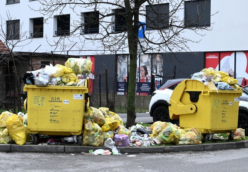 Zagreb zatrpan smećem zbog štrajka radnika Čistoće