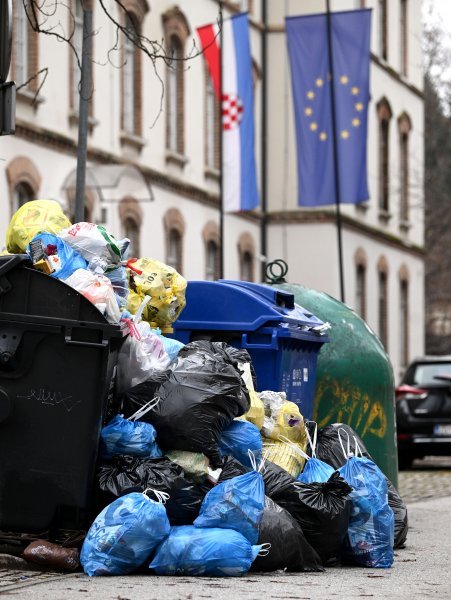 Zagreb zatrpan smećem zbog štrajka radnika Čistoće