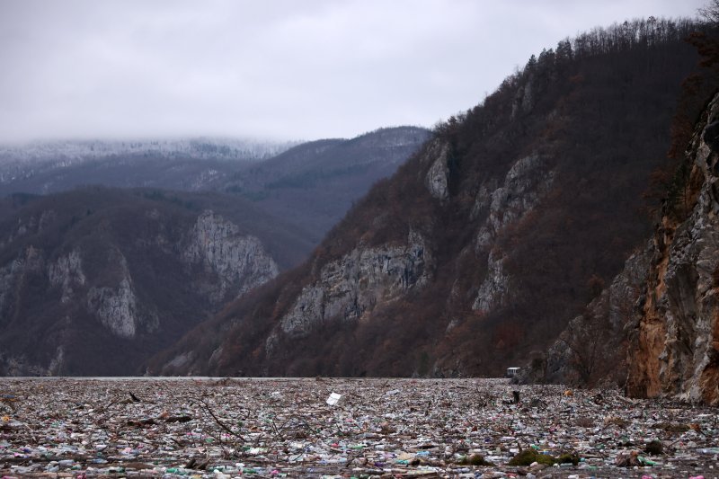 Višegrad: Tone smeća iz tri zemlje plutaju Drinom