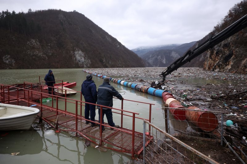 Višegrad: Tone smeća iz tri zemlje plutaju Drinom