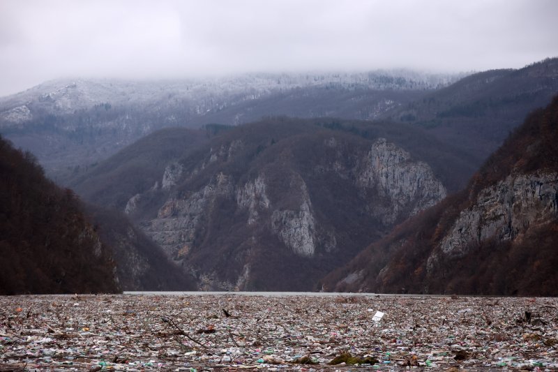 Višegrad: Tone smeća iz tri zemlje plutaju Drinom