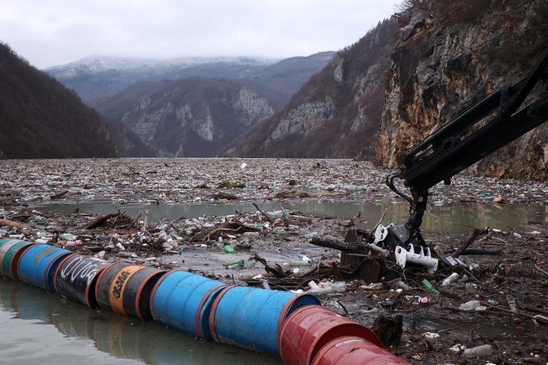 Višegrad: Tone smeća iz tri zemlje plutaju Drinom