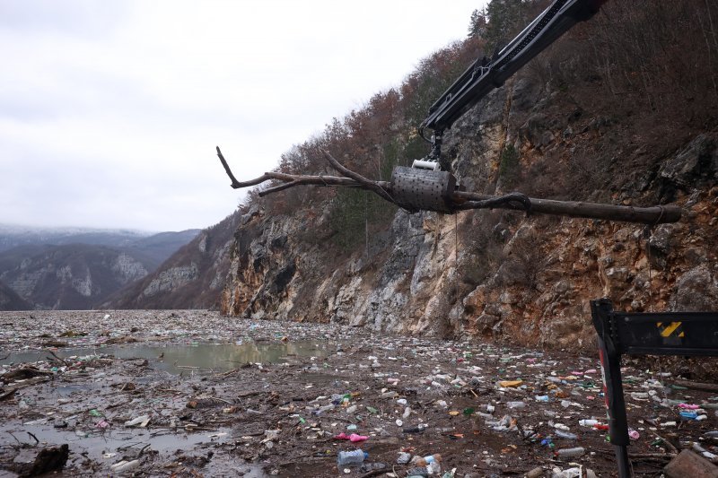 Višegrad: Tone smeća iz tri zemlje plutaju Drinom