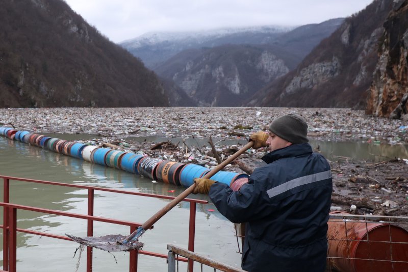 Višegrad: Tone smeća iz tri zemlje plutaju Drinom