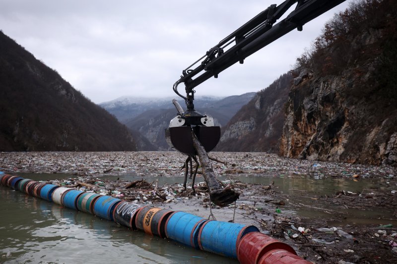 Višegrad: Tone smeća iz tri zemlje plutaju Drinom