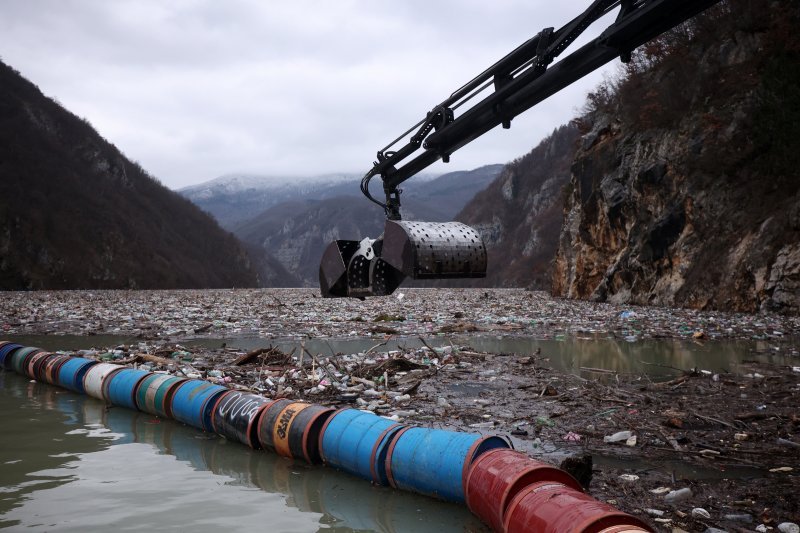 Višegrad: Tone smeća iz tri zemlje plutaju Drinom