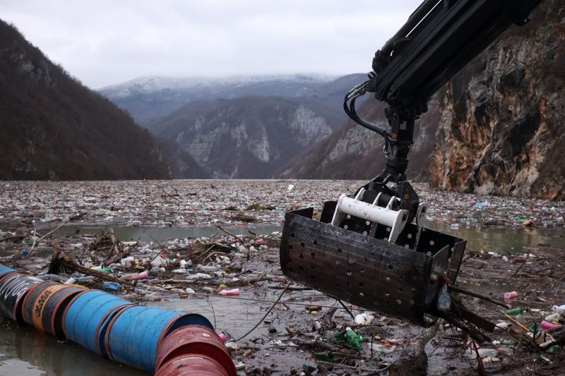 Višegrad: Tone smeća iz tri zemlje plutaju Drinom