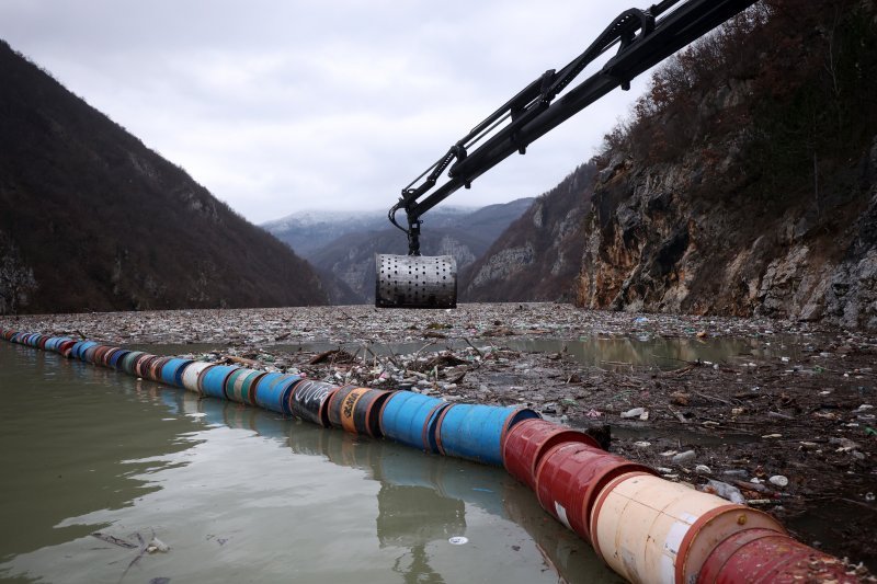 Višegrad: Tone smeća iz tri zemlje plutaju Drinom